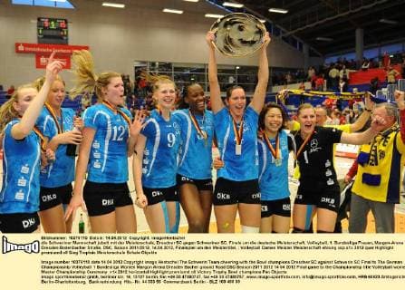 die Schweriner Mannschaft jubelt mit der Meisterschale, Dresdner SC gegen Schweriner SC, Finale um die deutsche Meisterschaft, Volleyball, 1. Bundesliga Frauen, Margon-Arena Dresden Bodenbacher Straße, DSC, Saison 2011 2012, 14.04.2012, Finalspiel um den Meistertitel,