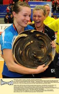 v.l.: Julia Retzlaff und Joana Gallas (beide Schwerin) feiern mit der Meisterschale, Dresdner SC gegen Schweriner SC, Finale um die deutsche Meisterschaft, Volleyball, 1. Bundesliga Frauen, Margon-Arena Dresden Bodenbacher Straße, DSC, Saison 2011 2012, 14.04.2012, Finalspiel um den Meistertitel,