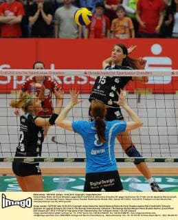 hinterm Netz: Robin de Kruijf (Dresden) gegen Berit Kauffeldt (8, Schwerin), Dresdner SC gegen Schweriner SC, Finale um die deutsche Meisterschaft, Volleyball, 1. Bundesliga Frauen, Margon-Arena Dresden Bodenbacher Straße, DSC, Saison 2011 2012, 14.04.2012, Finalspiel um den Meistertitel,