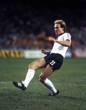 WM Halbfinale in Sevilla - BR Deutschland - Frankreich 8:7 n.E. - Karl Heinz Rummenigge (BRD) trifft beim Elfmeterschießen zum 7:7