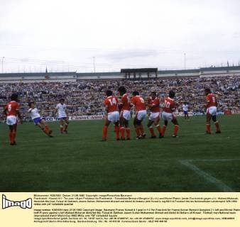 Frankreich - Kuwait 4:1 - Tor zum 1:0 per Freistoss für Frankreich - Torschütze Bernard Genghini (2.v.li.) und Michel Platini (beide Frankreich) gegen v.li.: Waleed Mubarak, Abdullah Ma Yoof, Faisal Al Dakheel, Jasem Sultan, Mohammed Ahmad und Abdul Al Anbaro (alle Kuwait)