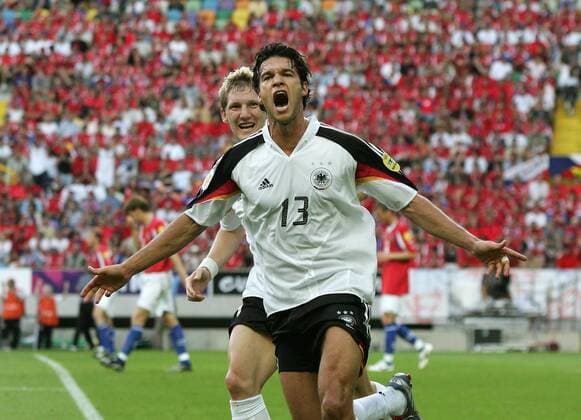 Fussball INTERNATIONAL EURO 2004 Deutschland - Tschechien im Stadion Jose Alvalade in Lissabon 23.06.2004 Jubel Michael Ballack (GER) nach seinem Tor zum 1-0 und Bastian Schweinsteiger (GER, hinten) 