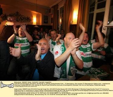 16.04.2012 Fussball Saison 2011 2012 2. Bundesliga 31. Spieltag: SpVgg Greuther Fürth - TV Übertragung - Fans schauen TV Übertragung im Gelben Löwn - ausgelassene Stimmung