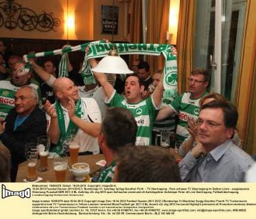 16.04.2012 Fussball Saison 2011 2012 2. Bundesliga 31. Spieltag: SpVgg Greuther Fürth - TV Übertragung - Fans schauen TV Übertragung im Gelben Löwn - ausgelassene Stimmung