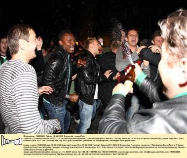 16.04.2012 Fussball Saison 2011 2012 2. Bundesliga Aufstiegsfeier 1. Bundesliga Bernd Nehrig (7, SpVgg Greuther Fürth) und Kingsley Onuegbu (20, SpVgg Greuther Fürth)