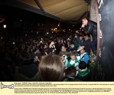 16.04.2012 Fussball Saison 2011 2012 2. Bundesliga Aufstiegsfeier 1. Bundesliga Edgar Prib (14, SpVgg Greuther Fürth) mit Fans
