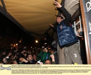 16.04.2012 Fussball Saison 2011 2012 2. Bundesliga Aufstiegsfeier 1. Bundesliga Christopher Nöthe (9, SpVgg Greuther Fürth) mit Fans