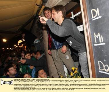 16.04.2012 Fussball Saison 2011 2012 2. Bundesliga Aufstiegsfeier 1. Bundesliga Christopher Nöthe (9, SpVgg Greuther Fürth) und Sebastian Tyrala (10, SpVgg Greuther Fürth) mit Fans