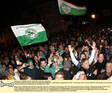 16.04.2012 Fussball Saison 2011 2012 2. Bundesliga Aufstiegsfeier 1. Bundesliga - SpVgg Greuther Fürth - Fürther Fans feiern