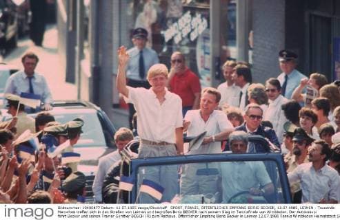SPORT, TENNIS, ÖFFENTLICHER EMPFANG BORIS BECKER, 12.07.1985, LEIMEN - Tausende Menschen treffen sich in den Straßen von Leimen und begrüßen Boris BECKER nach seinem Sieg im Tennisfinale von Wimbledon. Der Autokonvoi fährt Becker und seinen Trainer Günther BOSCH (R) zum Rathaus. Öffentlicher Empfang Boris Becker in Leimen 12.07.1985