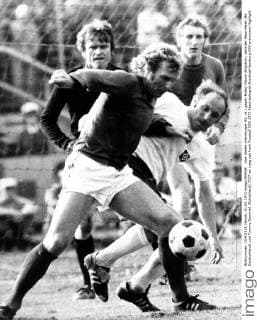 Uwe Seeler (Hamburger SV, re.) gegen Bobby Moore (England), dahinter Sepp Maier (BR Deutschland) und Tommy Gemmell (Schottland)
