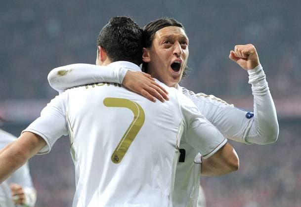 FUSSBALL CHAMPIONS LEAGUE HALBFINAL HINSPIEL 2011 2012 FC Bayern München - Real Madrid 17.04.2012 JUBEL mit Cristiano Ronaldo, Mesut Özil (v. li., Real Madrid) 