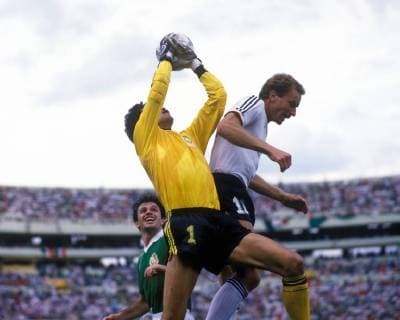 BR Deutschland - Mexiko 4:1 n.E. - Karl Heinz Rummenigge (BRD, re.) gegen Torwart Pablo Larios (Mexiko)