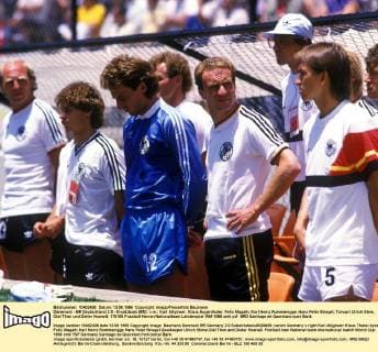 Dänemark - BR Deutschland 2:0 - Ersatzbank BRD, v.re.: Karl Allgöwer, Klaus Augenthaler, Felix Magath, Karl Heinz Rummenigge, Hans Peter Briegel, Torwart Ulrich Stein, Olaf Thon und Dieter Hoeneß