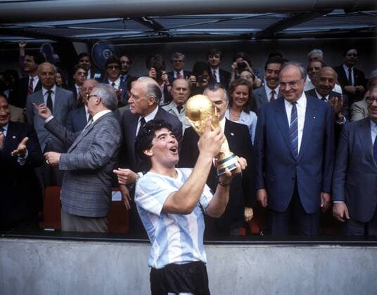 Argentinien ist Weltmeister 1986 - Diego Armando Maradona präsentiert voller stolz den Weltpokal, dahinter Bundeskanzler Helmut Kohl (BR Deutschland, 2.v.re.), Präsident Miguel de la Madrid Hurtado (Mexiko, 3.v.re.) und FIFA Präsident Joao Havelange (Brasilien, 3.v.li.)