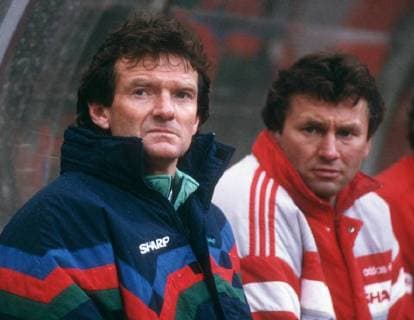 FUSSBALL 1. BUNDESLIGA, BAYERN MÜNCHEN - HAMBURGER SV 2:0, 14.03.1992, MÜNCHEN - Trainer Egon COORDES (L, Hamburger SV) und Co-Trainer Benno MÖHLMANN (R) verfolgen das Spiel auf der Bank. Fußball 1. Bundesliga - FC Bayern München vs. Hamburger SV 14.03.1992