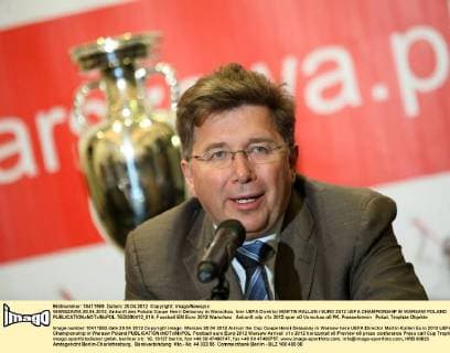 WARSZAWA 20.04.2012, Ankunft des Pokals Coupe Henri Delaunay in Warschau, hier UEFA Direktor MARTIN KALLEN EURO 2012 UEFA CHAMPIONSHIP IN WARSAW POLAND  TEDI200412_019