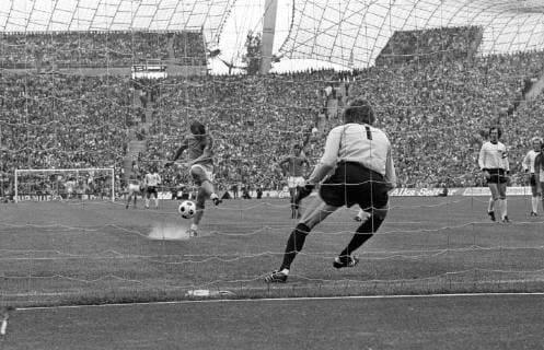 WM Finale 1974 - BR Deutschland - Niederlande 2:1 - Johan Neeskens (Niederlande) erzielt per Elfmeter das Tor zum 1:0 gegen Torwart Sepp Maier (BRD), beobachtet von Franz Beckenbauer (3.v.re.), Uli Hoeneß (2.v.re., beide BRD) sowie Johan Cruyff (Niederlande, Mitte)