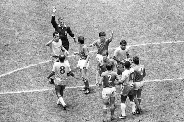 WM Finale 1970 in Mexiko City - Brasilien - Italien 4:1 - Schiedsrichter Rudolf Glöckner (DDR, 3.v.li.) gibt einen Freistoss, daneben u.a. Tostao (li.), Gerson (2.v.li.), Pele (2.v.re.) und Clodoaldo (alle Brasilien) sowie Roberto Rosato (5.v.re.) und ein gestikulierender Giancarlo De Sisti (beide Italien)