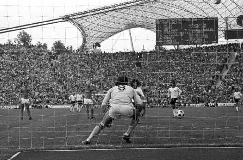 WM Finale 1974 - BR Deutschland - Niederlande 2:1 - Paul Breitner (BRD) erzielt per Elfmeter das Tor zum 1:1 gegen Torwart Jan Jongbloed (Niederlande)