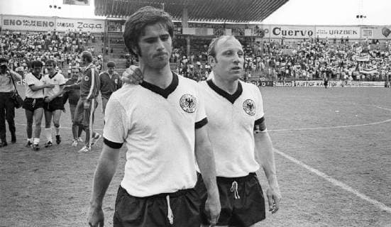 Viertelfinale der WM 1970 in Leon - Schlussjubel BR Deutschland mit Gerd Müller (li.) und Uwe Seeler