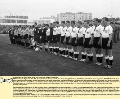 BR Deutschland - Argentinien 3:1 - R-L - Erich Juskowiak, Herbert Erhardt, Uwe Seeler, Georg Stollenwerk, Fritz Walter, Helmut Rahn, Horst Szymaniak, Alfred Aki Schmidt, Horst Eckel, Torwart Fritz Herkenrath, Kapitän Hans Schäfer (alle BRD), Linienrichter Leo Helge (Dänemark), Schiedsrichter Reg Leafe (England), Linienrichter Sten Ahlner (Schweden) sowie Pedro Dellacha, Nestor Rossi, Jose Varacka, Francisco Lombardo, Osvaldo Cruz, Eliseo Prado, Alfredo Rojas, Oreste Osmar Corbatta, Norberto Menendez, Federico Vairo und Torwart Amadeo Carrizo (alle Argentinien)