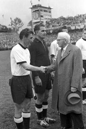 WM Finale 1954 in Bern - BR Deutschland - Ungarn 3:2 - FIFA Präsident Jules Rimet (Frankreich, re.) begrüßt Kapitän Fritz Walter (li.) und Torwart Toni Turek (beide BRD)