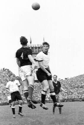 WM Finale 1954 in Bern - BR Deutschland - Ungarn 3:2 - Hans Schäfer (2.v.re.) und Max Morlock (beide BRD) gegen Mihaly Lantos (2.v.li.) und Nandor Hidegkuti (beide Ungarn)