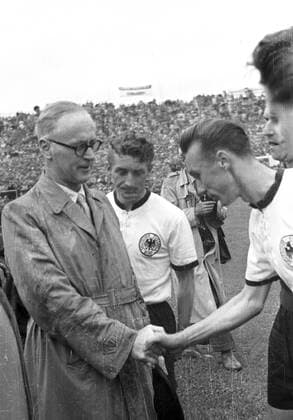 WM Finale 1954 in Bern - BR Deutschland - Ungarn 3:2 - Bundespräsident Rodolphe Rubattel (Schweiz, li.) begrüßt Horst Eckel (re.), dazwischen Kapitän Fritz Walter (beide BRD)
