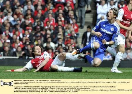 Football Premier League Arsenal v Chelsea Tomas Rosicky tackles Fernando Torres 