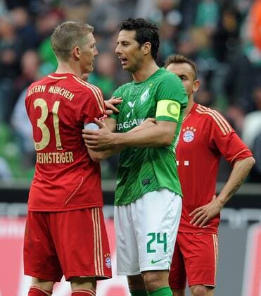 FUSSBALL 1. BUNDESLIGA SAISON 2011 2012 32. SPIELTAG SV Werder Bremen - FC Bayern Muenchen 21.04.2012 Bastian Schweinsteiger (li, FC Bayern Muenchen) und Claudio Pizarro (re, SV Werder Bremen) sind nach dem Abpfiff im Gespraech 