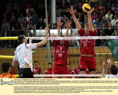 Huib den Boer und Max Günthör (Unterhaching) gegen Scott Touzinsky (Berlin Recycling Volleys ) Volleyball 5. Play-Off Finalspiel 22.04.2012 Generali Unterhaching - Berlin Recycling Volleys