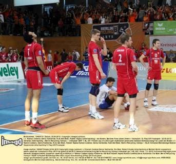 v.l.: Ramon Cedeno, Denis Kaliberda, Huib den Boer, Robert Hupka (Unterhaching) - am Boden. Berliner Fans (oben) feiern Volleyball 5. Play-Off Finalspiel 22.04.2012 Generali Unterhaching - Berlin Recycling Volleys