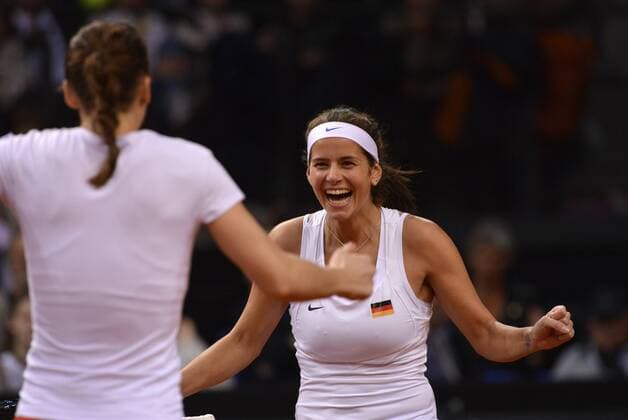 Andrea PETKOVIC GER und Julia GÖRGES GER im Doppel feiern ihren Erfolg nach dem 2:0, jubeln Tennis Damen FedCup Fed Cup World Group Play Offs Porsche-Arena Stuttgart FedCup World Group Play Offs Porsche-Arena Stuttgart