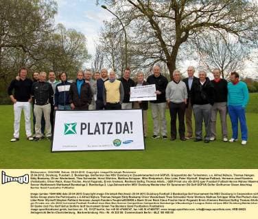 23.04.2012, Duisburg, Fussball, 2. Bundesliga, Golfturnier des MSV Duisburg in Zusammenarbeit mit GOFUS. Gruppenfoto der Teilnehmer, u.a. Alfred Nijhuis, Thomas Hengen, Eddy Boekamp, Oliver Westerbeek, Theo Schneider, Horst Wohlers, Mathias Schipper, Mike Rietpietsch, Alex Löbe, Peter Wynhoff, Stephan Paßlack, Hermann-Josef Kanders (Volksbank), Oliver Reck, Klaus Fischer, Horst Poganatz, Erwin Kremers, Reinhard Saftig, Thomas Allofs,