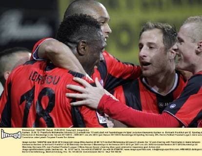 Aachen, 23.04.12: Frankfurts Mohamadou Idrissou (2.L) schießt das 1:0 und jubelt mit Teamkollegen im Spiel zwischen Alemannia Aachen vs. Eintracht Frankfurt am 32. Spieltag der Deutschen 2. Bundesliga in der Saison 2011 2012.