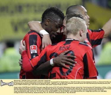 Aachen, 23.04.12: Frankfurts Mohamadou Idrissou (L) schießt das 1:0 und jubelt mit Teamkollegen u.a. Rode (R) im Spiel zwischen Alemannia Aachen vs. Eintracht Frankfurt am 32. Spieltag der Deutschen 2. Bundesliga in der Saison 2011 2012.