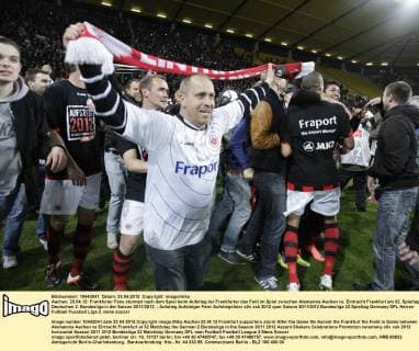 Aachen, 23.04.12: Frankfurter Fans stürmen nach dem Spiel beim Aufstieg der Frankfurter das Feld im Spiel zwischen Alemannia Aachen vs. Eintracht Frankfurt am 32. Spieltag der Deutschen 2. Bundesliga in der Saison 2011 2012.