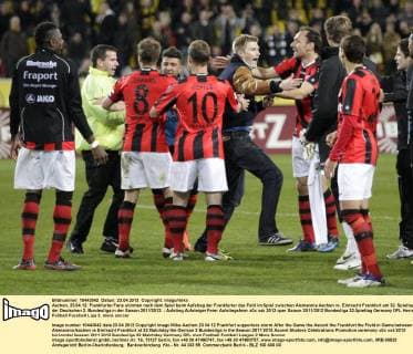 Aachen, 23.04.12: Frankfurter Fans stürmen nach dem Spiel beim Aufstieg der Frankfurter das Feld im Spiel zwischen Alemannia Aachen vs. Eintracht Frankfurt am 32. Spieltag der Deutschen 2. Bundesliga in der Saison 2011 2012.