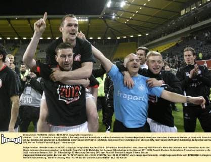 Aachen, 23.04.12: Frankfurts Erwin Hoffer (L hinten) jubelt mit Frankfurts Matthias Lehmann und Teamkollegen nach dem Spiel zwischen Alemannia Aachen vs. Eintracht Frankfurt am 32. Spieltag der Deutschen 2. Bundesliga in der Saison 2011 2012.