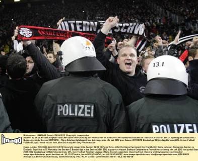 Aachen, 23.04.12: Polizei Aufgebot nach dem Spiel beim Aufstieg der Frankfurter im Spiel zwischen Alemannia Aachen vs. Eintracht Frankfurt am 32. Spieltag der Deutschen 2. Bundesliga in der Saison 2011 2012.