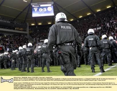 Aachen, 23.04.12: Polizei Aufgebot nach dem Spiel beim Aufstieg der Frankfurter im Spiel zwischen Alemannia Aachen vs. Eintracht Frankfurt am 32. Spieltag der Deutschen 2. Bundesliga in der Saison 2011 2012.