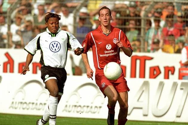 Aus 1.BL Saison 1999 2000 VfL Wolfsburg (Weiß) gegen den 1. FC Kaiserslautern 3:2 am 22.04.2000 im alten VfL Stadion - Jean-Kasongo Banza (Wolfsburg) gegen Jeff Strasser