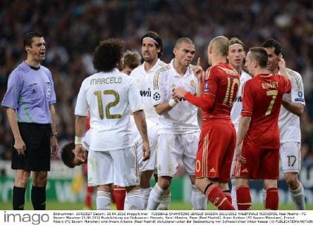 FUSSBALL CHAMPIONS LEAGUE SAISON 2011 2012 HALBFINALE RÜCKSPIEL Real Madrid - FC Bayern München 25.04.2012 Rudelbildung zur Diskussion: Marcelo, Sami Khedira, Pepe (Real Madrid), Arjen Robben (FC Bayern München), Franck Ribery (FC Bayern München) und Alvaro Arbeloa (Real Madrid) diskutieren unter der Beobachtung von Schiedsrichter Viktor Kassai (li) 