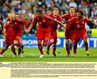 Arjen ROBBEN, 10 FCB, Jerome BOATENG (Bayern Nr.17), Holger Badstuber (FCB 28) , Thomas Müller Mueller (Bayern 25), David ALABA ( Bayern 27 ) Jubel, Freude, Emotionen, Feiern, Lachen, jubelt, freuen, reisst die Arme hoch, ballt die Faust REAL MADRID - FC BAYERN MÜNCHEN 3-4 n.E. Fussball UEFA Champions League, Halbfinale Rückspiel, Madrid, 25.04.2012 CL Saison 2011 2012, FCB, RM, München