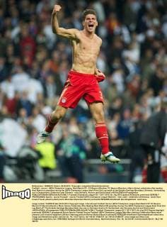 Football - soccer: UEFA Champions League, Real Madrid CF - FC Bayern München, FC Bayern München s Mario Gomez celebrates after beating Real Madrid on penalties during the UEFA Champions League Semi-Final 2nd Leg match at the Estadio Santiago Bernabeu. (Hinweis: Verwendung nur in Deutschland, Österreich oder Schweiz - only Germany, Austria and Switzerland) xHOCHxZWEIx xPropagandax 