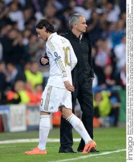 FUSSBALL CHAMPIONS LEAGUE SAISON 2011 2012 HALBFINALE RÜCKSPIEL Real Madrid - FC Bayern München 25.04.2012 Auswechslung: Mesut Özil (li) und Trainer Jose Mourinho (re, beide Real Madrid) 