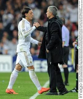 FUSSBALL CHAMPIONS LEAGUE SAISON 2011 2012 HALBFINALE RÜCKSPIEL Real Madrid - FC Bayern München 25.04.2012 Trainer Jose Mourinho (Real Madrid) wechselt Mesut Özil (Real Madrid) aus FOTO: Pressefoto ULMER Andreas Schaad xxNOxMODELxRELEASExx 