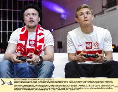 Electronic Arts präsentiert sein neustes EA Sports Werk UEFA EURO 2012 als Addon zum Spiel FIFA 12 - (L) Wojciech Lozo Lozowski, Jakub Wawrzyniak. daad_250412 