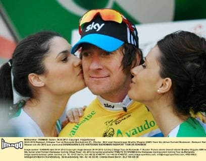 26.04.2012 Radsport, 2.Etappe Tour de Romandie Montbelliard (F) - Moutier . Bild zeigt Gesamtsieger Bradley Wiggins (GBR) Team Sky Aktion Portraet Hostessen 